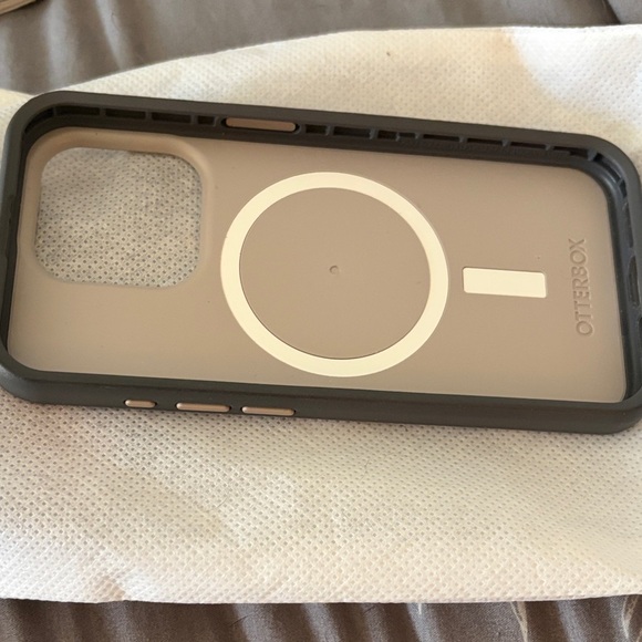 OtterBox iPhone 15 Pro (Only) Symmetry Series Case - Wildcat - Picture 4 of 4